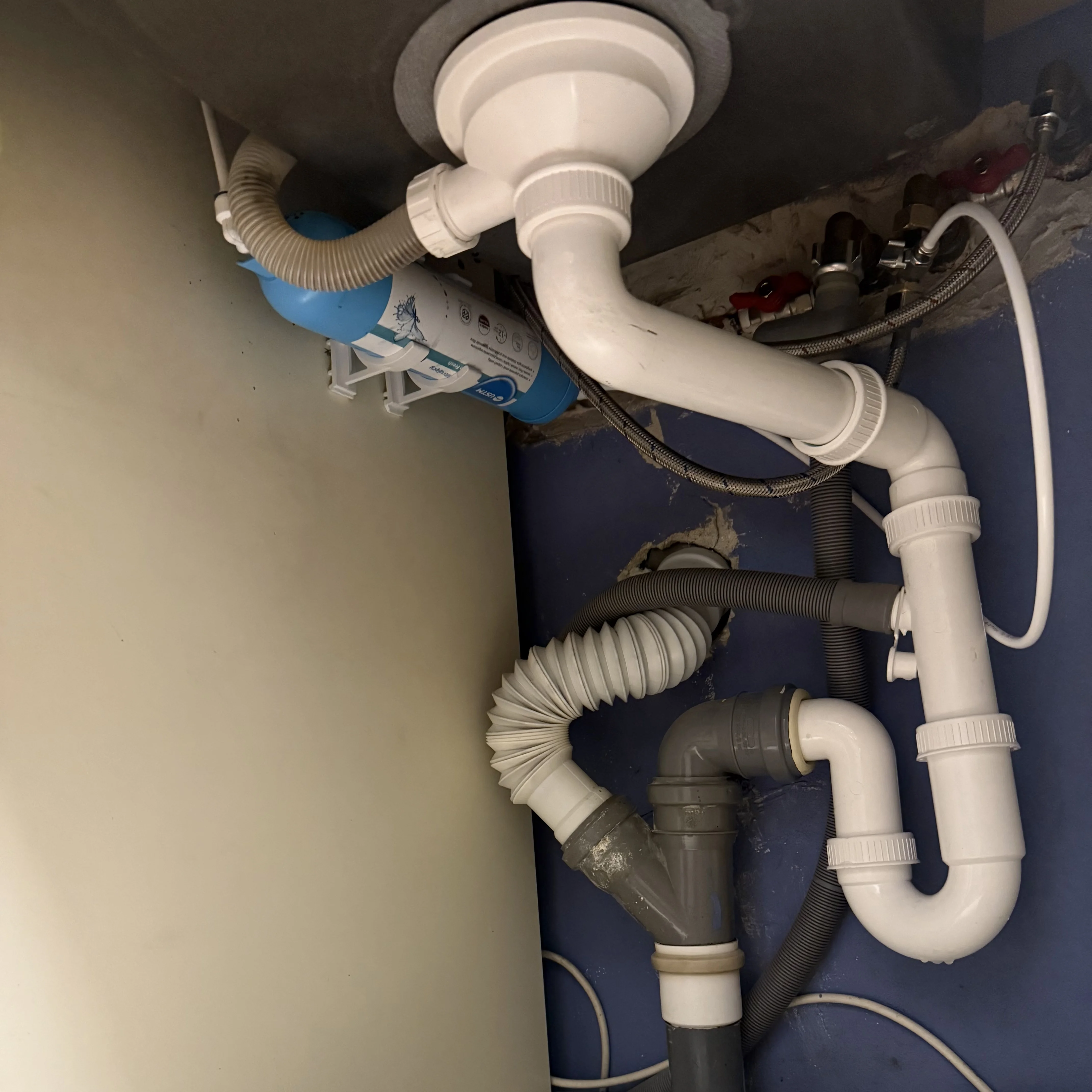 Montaż systemu filtracji Aqualine Fresh w kuchni Zdjęcie 1