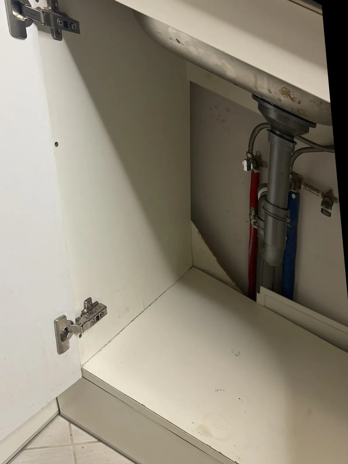 Montaż systemu filtrującego (Zabudowa podzlewozmywakowa) PRZED