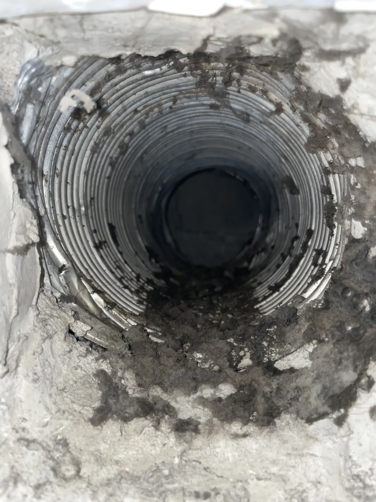 Odgrzybianie wentylacji w łazience PRZED